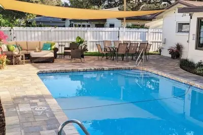 Image de 6 minutes to Beach, Entire Home w/lots of beach gear, Heated Pool, Sleeps 12