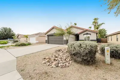 Image de Dog-friendly home with large backyard, shaded patio & great location near golf