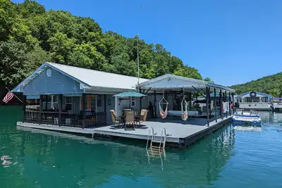 Image de MarshMellow Floating House @ Whitman Hollow Marina- Norris Lake