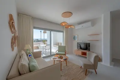 Image de Vesta - Superior Apt - 2br - Swan Lake