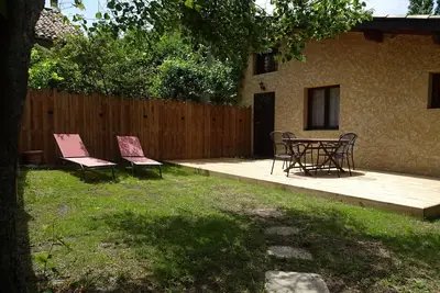 Image de Gite idéal pour des vacances au calmes pleine nature avec piscine et terrasse.