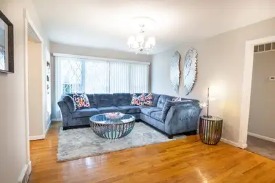Image de Stylish 4 Bdrm with Entertainment Room and Bar by Royal Oak