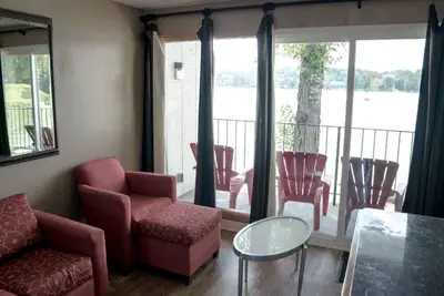 Image de #30/31 Stunning Lakeside Views of this 2 bedroom upper condo