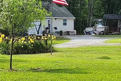Image de Cozy Guest House on 15 acres, with plenty of parking!