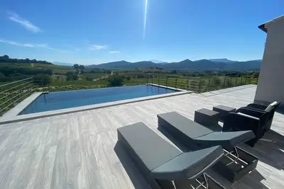 Image de Rasteau - Vue sur le Mont Ventoux avec piscine
