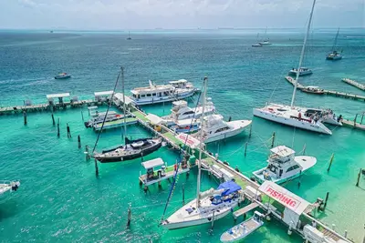 Image de Walk barefoot to beach! Two bathrooms, Air con! Entire private sailboat