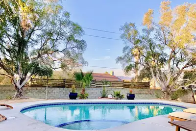 Image de Cloud29 with huge Pool w/ Spa + FirePit + Bbq. Outdoor Dining + Pet Friendly!