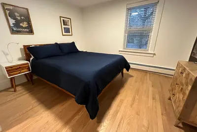 Image de Quiet, private 1 bedroom garden apt near Harvard/Mit, sleeps 4 adults + 1 infant
