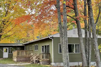 Image de Woodsy spacious retreat close to Golfing & Mqt Mountain!