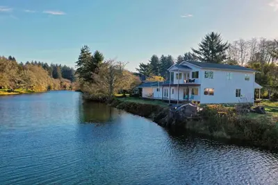 Image de Beach Farmhouse on the River + Hot Tub