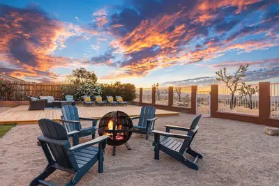 Image de ✨Amazing Views✨Backyard Trails 🏜️Close to National Park, Shops, Restaurants ☕️