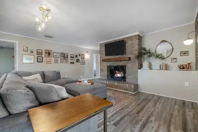 Image de Hummingbird Haus \\\\ 6 Bedrooms \\\\ Mid-Century \\\\ 2-Unit Home \\\\  2 Kitchens