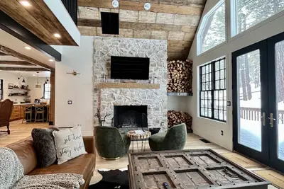 Image de Luxury Newly Remodeled Cabin on 5 Acres of Wooded Forest- 6 min from Dwntwn Flag