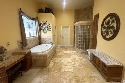 Image de City\/Country acre Estate with pool, fire pit, bbq areas