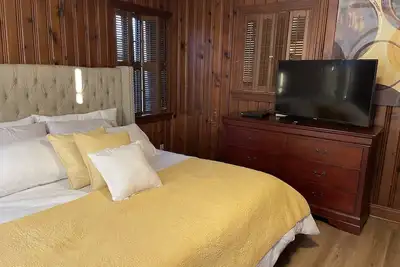 Image de Cheerful Spacious Unique Older Home