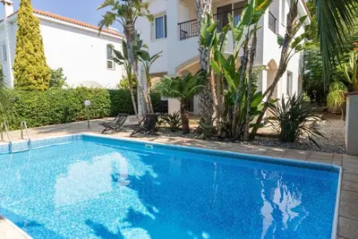 Image de 3 bedroom villa with a private pool and within 5 minute walk to the Beach!