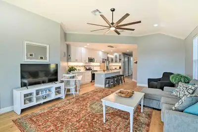 Image de < 1 Mi to Coast: Jamaica Beach Home w/ Pool Access