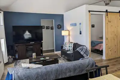 Image de Relaxing 2 bedroom cottage w/ hot tub and air hockey/ping pong table