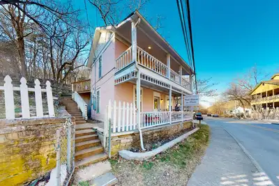 Image de Dog-friendly home with a porch, washer/dryer, balcony, & updated appliances