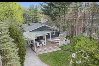 Image de Webster Cottage - 1 minute walk to beach!