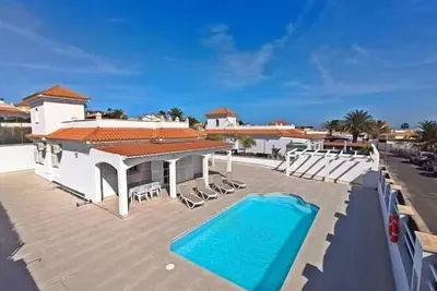 Image de Nice House With Private Pool In Large Terrace And Barbecue Area