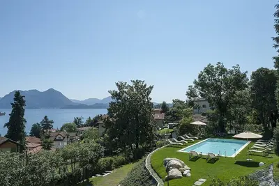 Villa Liside: A charming three-story villa situated on a promontory facing the lake, with Free Wi-Fi.