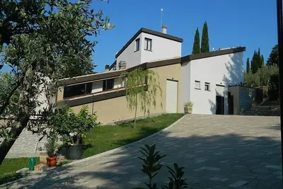 Casa Ennio: A modern and graceful two-story apartment that is part of a villa situated in a quiet location, a few minutes from the town center, with Free Wi-Fi.