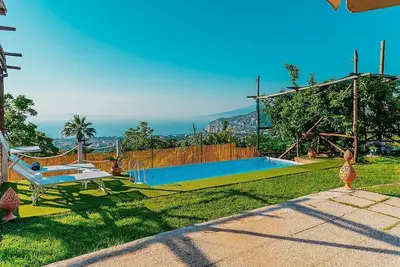 Image de Villa Naiade: An elegant and welcoming three-story villa which faces the sun and the sea, with Free Wi-Fi.