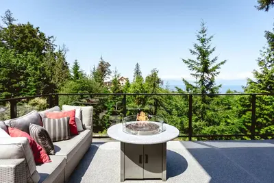 Image de Contemporary Studio with Panoramic Ocean Views