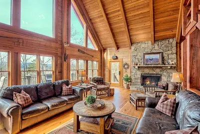 Image de Secluded Mountain Lodge & Waterfront Cabin w\/King Beds, Firepit, Game Room. . . .