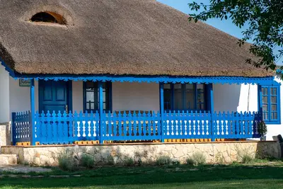 Image de Traditional house with one bedroom apartment\/ fireplace and porch.