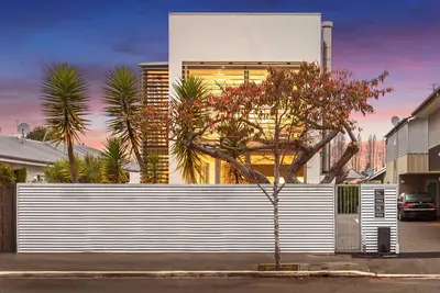 Light filled townhouse. Stroll to river, Te Pae and central city.