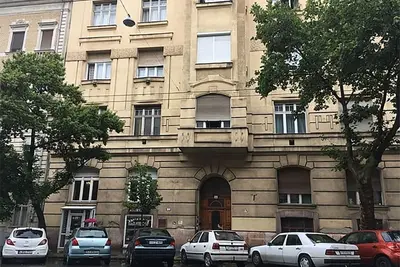 Image de 3 Bdrm T\/Floor Central Apartment With Balcony 5 Min From CIty Park!