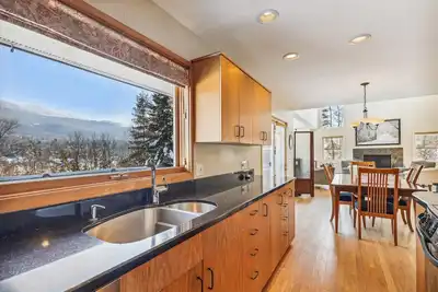 Image de Pinnacle Lookout: 3 br, wood fireplace, a/c, garage, views!