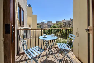 Image de Spacious Light Filled Apartment with Balcony