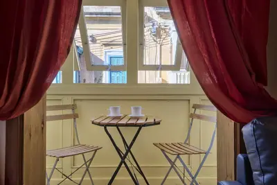 Image de Delightful Apartment with Traditional Balcony