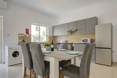 Magnificent Minimal Apartment close to Attractions