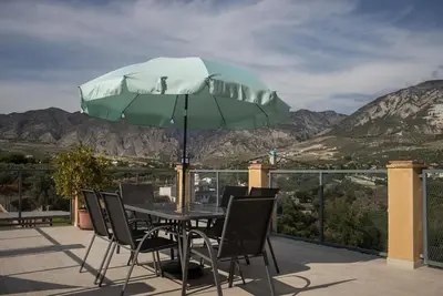 Image de Maison de campagne \"Eralta\" avec vue sur les montagnes, piscine privée et Wi-Fi.