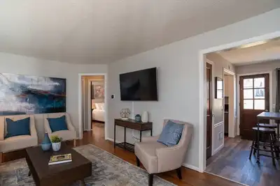 Image de Floyd Retreat - 1 block to downtown Overland Park