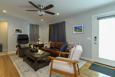 Image de Luxury Retreat 1 block to downtown Op