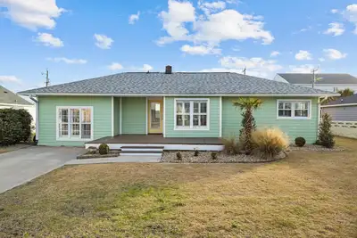 Image de Salt Life- Oceanside Home in Atlantic Beach, Nc