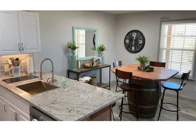 Image de Double Down Suite : Unit A       Casino Retreat & Pickleball court