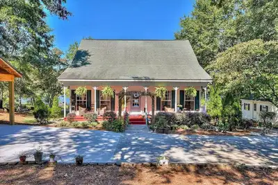 Image de Beautiful Lake House ready for the Masters! !