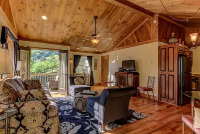 Image de Luxurious King bedroom Suite nestled in the North Georgia Mountains