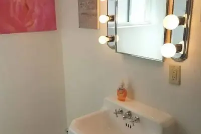 Image de CannaBLISS 3 - Pot-Friendly 1-bdrm w. A/C!