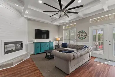 Image de Sleeps 16 / Walk to Beach / 6br w/ Bunk Room / Perfect for Families & Groups