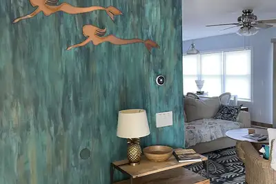 Image de Restaurants, shopping, movie theater, beach + kayak launch in walking distance.