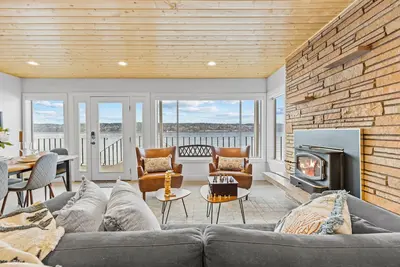 Image de Vashon Modern Beachfront Getaway: Pet & Family-Friendly with Stunning Views!