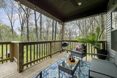 Image de The Nelson~Peaceful Wood setting!