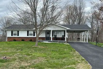 Image de Beautiful home with large yard and lots of room!